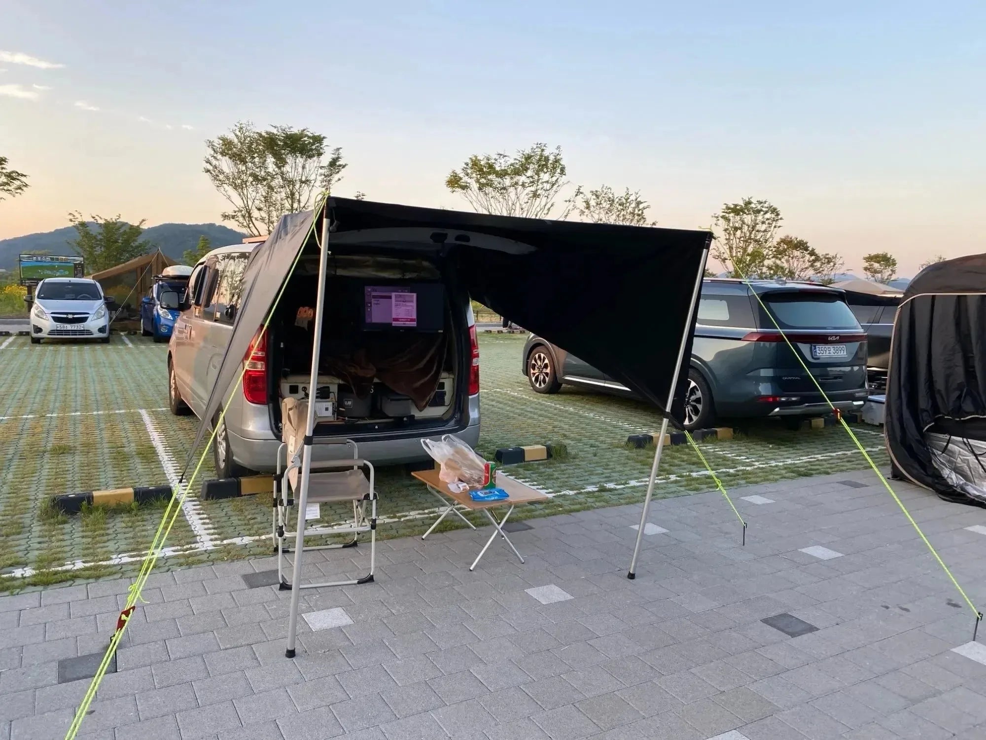Bat-Shaped Car Side Awning – Waterproof 2x3m UV-Blocking Shelter for SUV/Van - Trekker Essentials