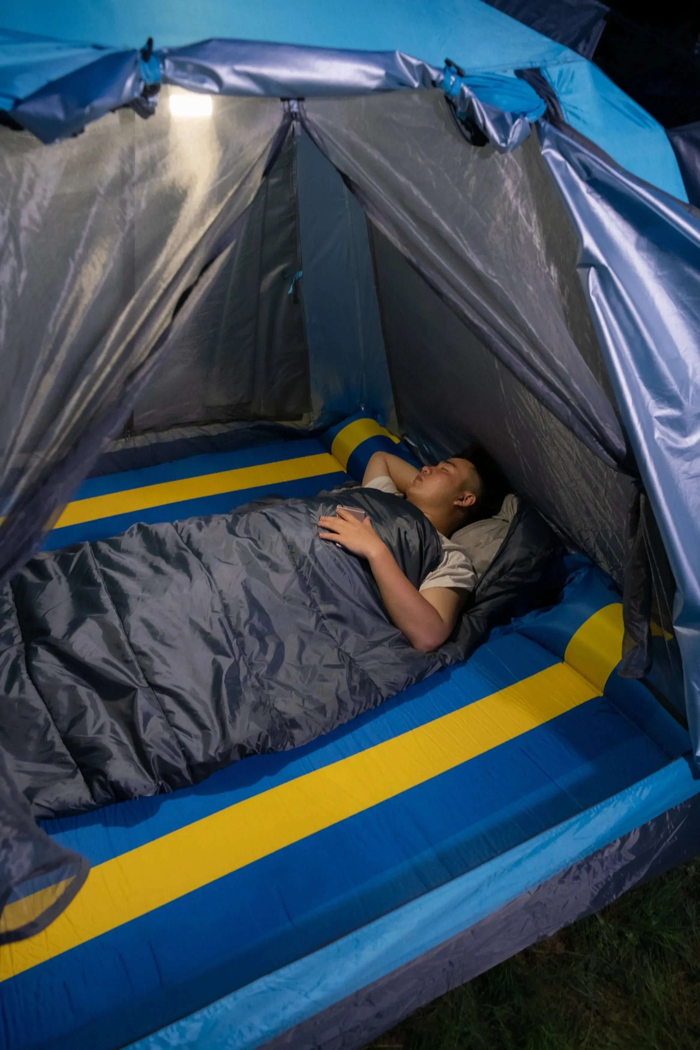 Large Lightweight 3-Season Camping Sleeping Bag - Spacious and Long for Adults, Ideal for Hiking and Fishing - Trekker Essentials